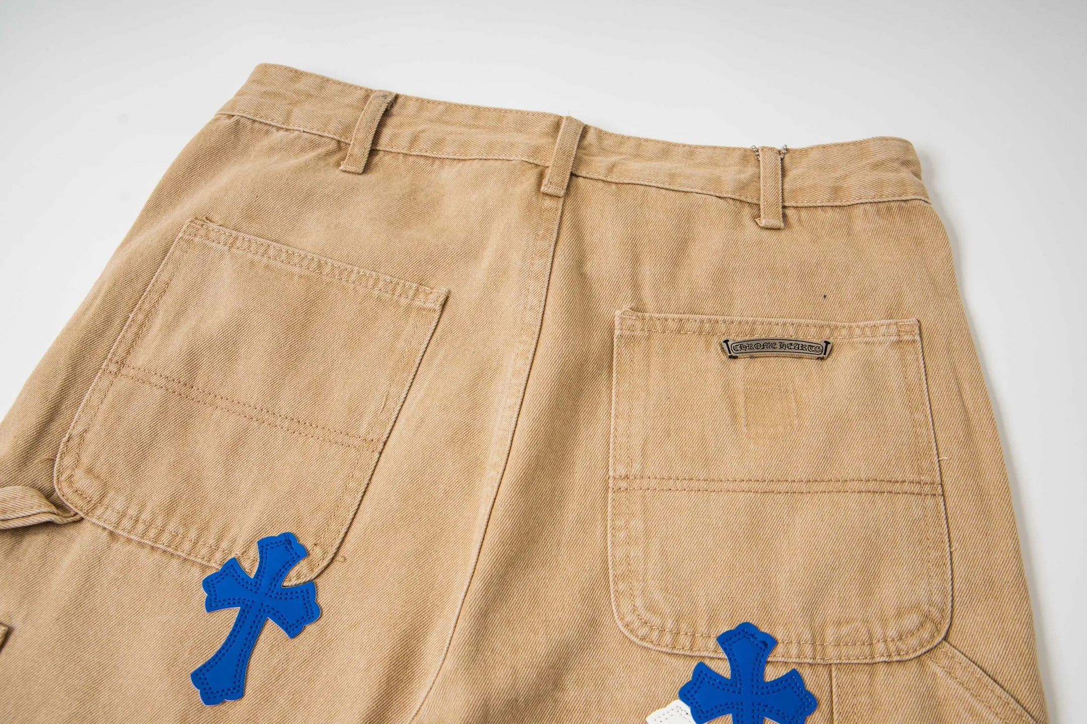 P280 Chrome Hearts khaki denim and white and blue multi-leather popular couple jeans are a hot trend this season and are sought after by countless celebrities and fashionistas. The neat details of the cutting process add color to the playful fashion! The neat and meticulous design, and the well-fitting structure is unique. The upper body not only has outstanding recognition, but also looks younger and younger. A style with the ultimate wearing meaning and performance, gorgeous color matching, and the craftsmanship of this style is also extremely extraordinary. After the finished product is washed, it is disassembled and hand-made with sheepskin cross leather and then spliced ​​together to complete. The whole piece has too many craftsmanship to describe. It is decorated with patchwork cross flowers and high-waisted washed jeans! ! Absolutely high-end luxury product, a god-level single product, a super popular product, made with top heavy industry, a must-see magic weapon that can't be missed. Style number: 1827# Size: 30 32 34 36 Color: Khaki